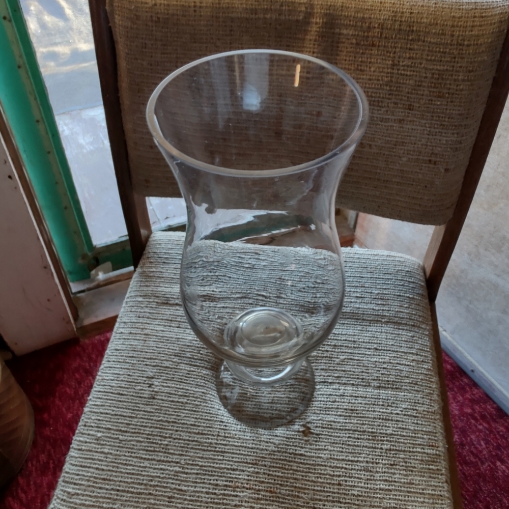 VINTAGE BEAUTIFUL CRYSTAL CLEAR FOOTED VASE.